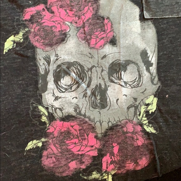 Skull & Roses V Neck Tee Shirt - Picture 4 of 5